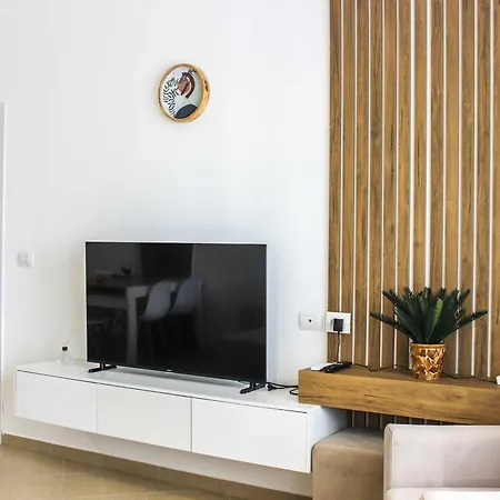 Spacious Living 828